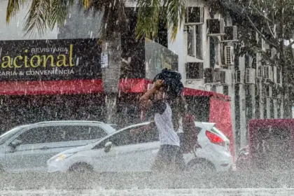 DF e 10 estados recebem alerta laranja de chuva neste sábado