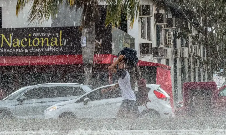 DF e 10 estados recebem alerta laranja de chuva neste sábado