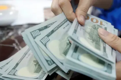 Dólar cai 1,6% e fecha em R$ 5,23 com alívio externo