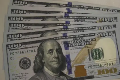Dólar encerra a sexta-feira a R$ 5,24 após oscilações no mercado