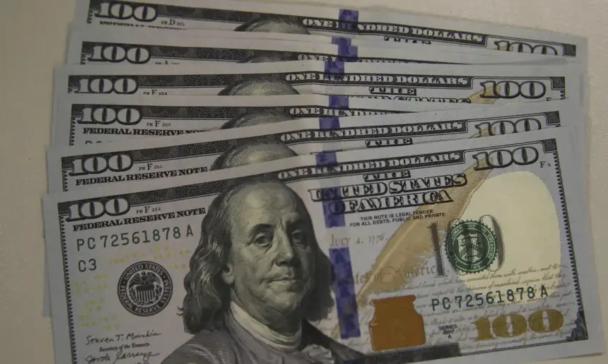 Dólar encerra a sexta-feira a R$ 5,24 após oscilações no mercado