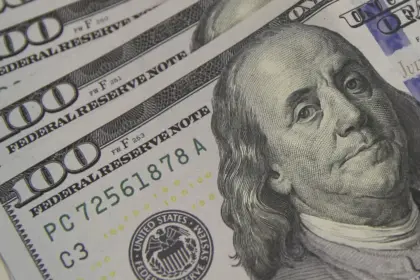 Dólar fecha em R$ 5,28 com preocupações sobre Oriente Médio