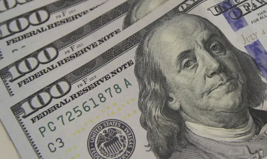 Dólar fecha em R$ 5,28 com preocupações sobre Oriente Médio