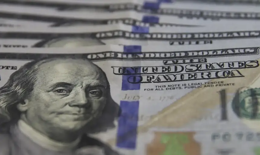 Dólar fecha estável após liberação de reservas de petróleo