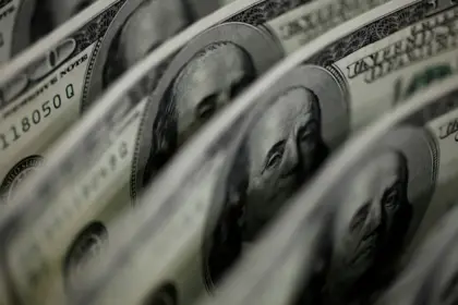 Dólar se aproxima de R$ 5,25 com escalada da guerra no Oriente Médio