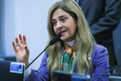 Flávio Dino mantém convocação de Leila Pereira para depoimento na CPMI do INSS