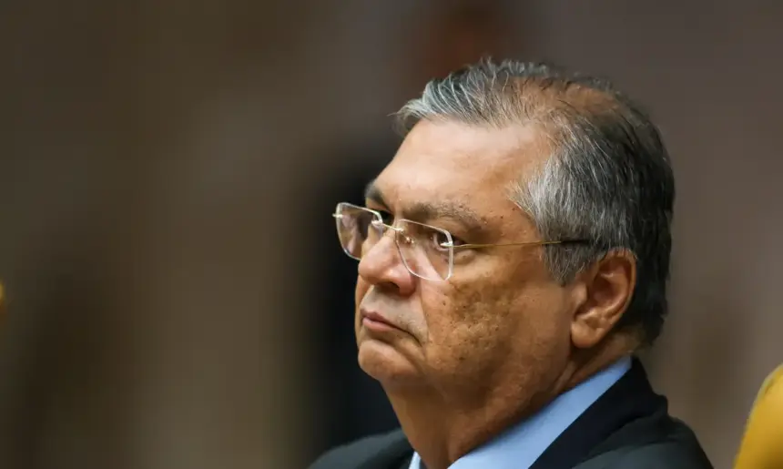 Flávio Dino suspende quebra de sigilo de Lulinha pela CPMI do INSS