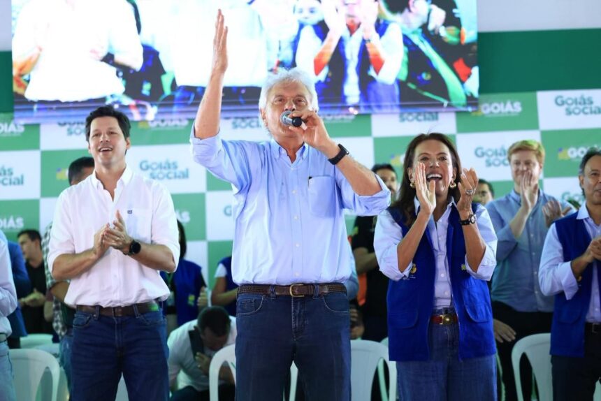 Governador Ronaldo Caiado entrega veículos e inaugura centro para idosos