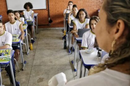 Governador sanciona lei que garante reajuste de 5,4% a professores de Goiás