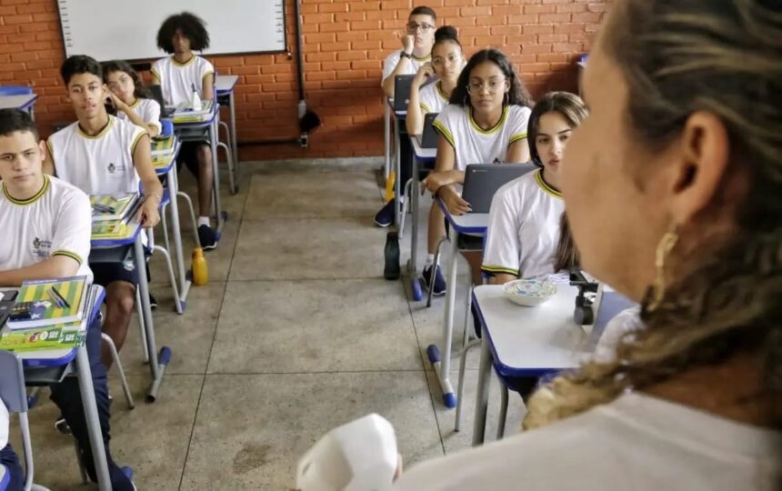 Governador sanciona lei que garante reajuste de 5,4% a professores de Goiás