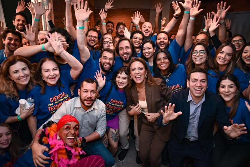 Governo de Goiás entrega cartões a alunos das Escolas do Futuro