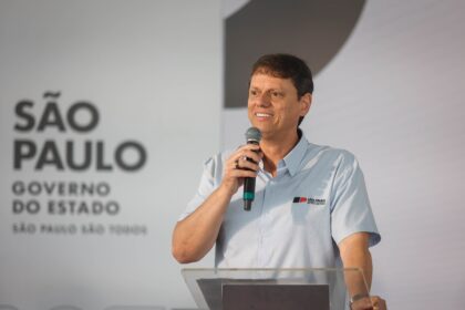 Governo de SP entrega 200 ambulâncias e vans para saúde municipal