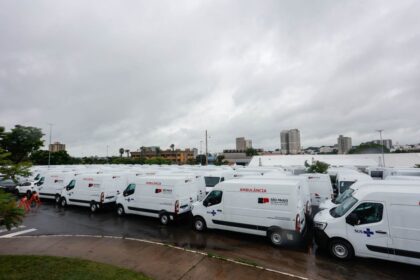 Governo de SP entrega ambulâncias e vans para Araraquara