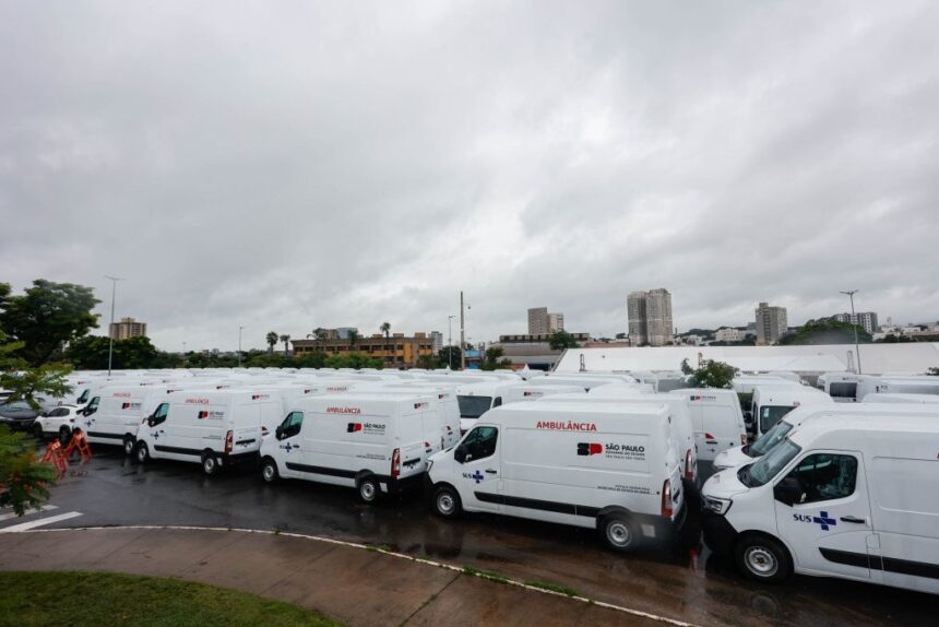Governo de SP entrega ambulâncias e vans para Araraquara