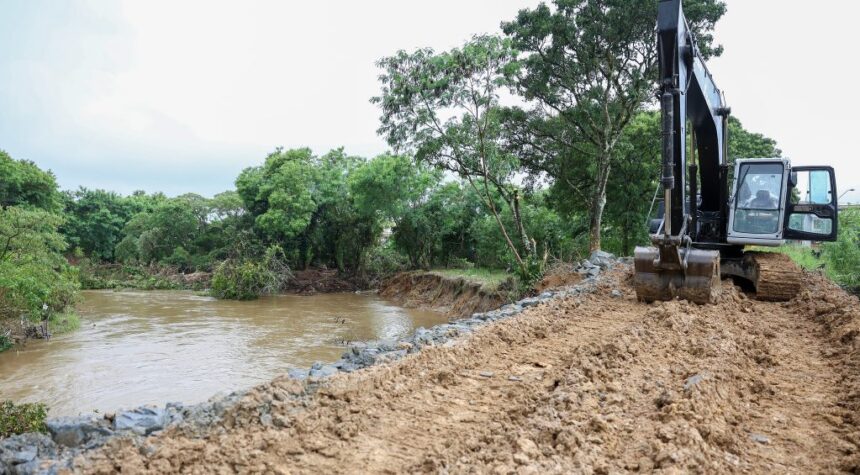 Governo de SP realiza obra para aumentar segurança contra enchentes em Guaratinguetá