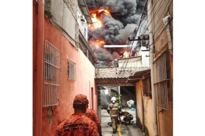 Incêndio atinge galpão da empresa Motocriss no Rio de Janeiro