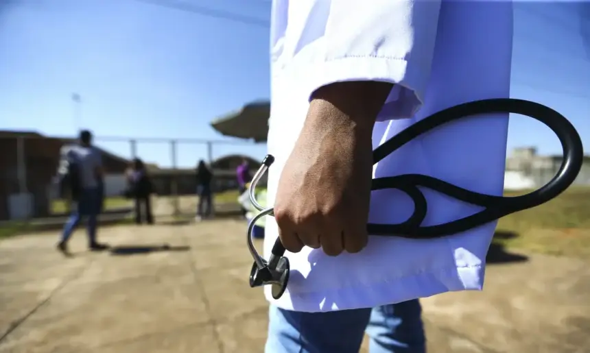 MEC aplica sanções a mais de 50 cursos de medicina por desempenho insuficiente