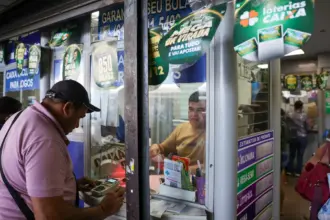 Mega-Sena acumula e prêmio principal chega a R$ 17 milhões