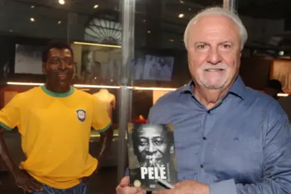 Melhor amigo de Pelé revela lado desconhecido do ídolo em livro