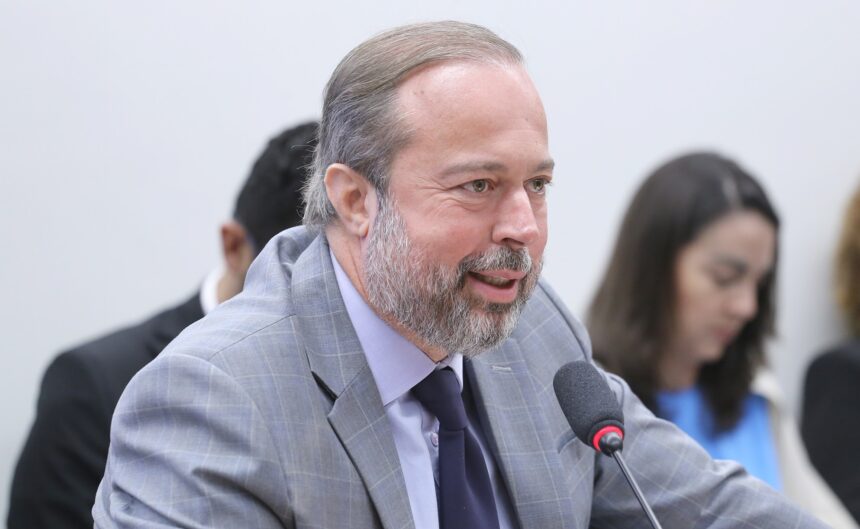 Ministro anuncia diretrizes do leilão de armazenamento de energia para abril