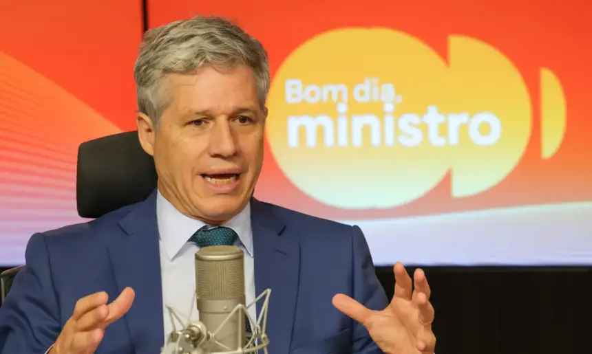 Ministro Paulo Teixeira expressa preocupação com preços dos alimentos