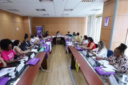 Movimento feminista apresenta manifesto contra escala 6x1 e violência global