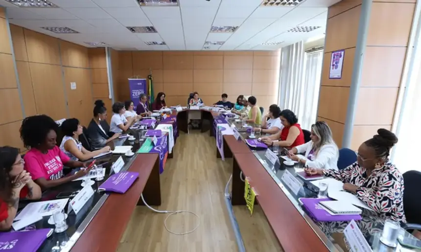 Movimento feminista apresenta manifesto contra escala 6x1 e violência global