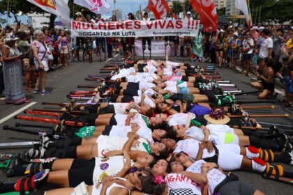 Mulheres se reúnem em Copacabana contra a violência e o feminicídio
