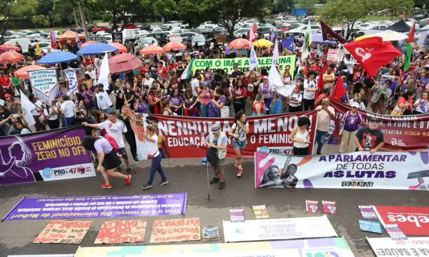 Mulheres protestam em Brasília no Dia Internacional da Mulher