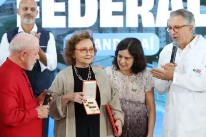 Pesquisadora Margareth Dalcolmo recebe medalha Oswaldo Cruz