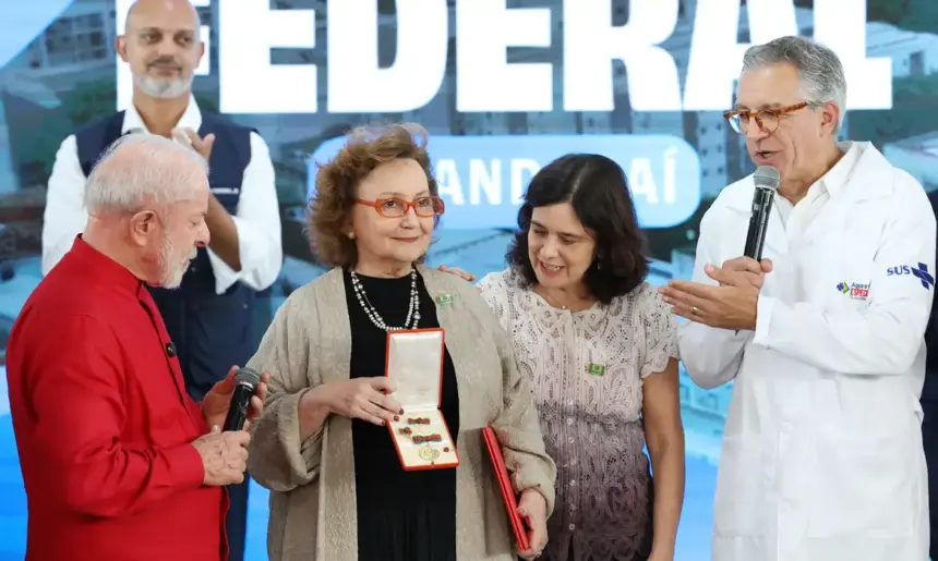 Pesquisadora Margareth Dalcolmo recebe medalha Oswaldo Cruz