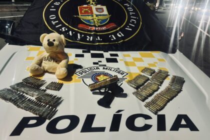 PM prende mulher com munições de fuzil coladas ao corpo em ônibus na Marginal do Tietê, em SP