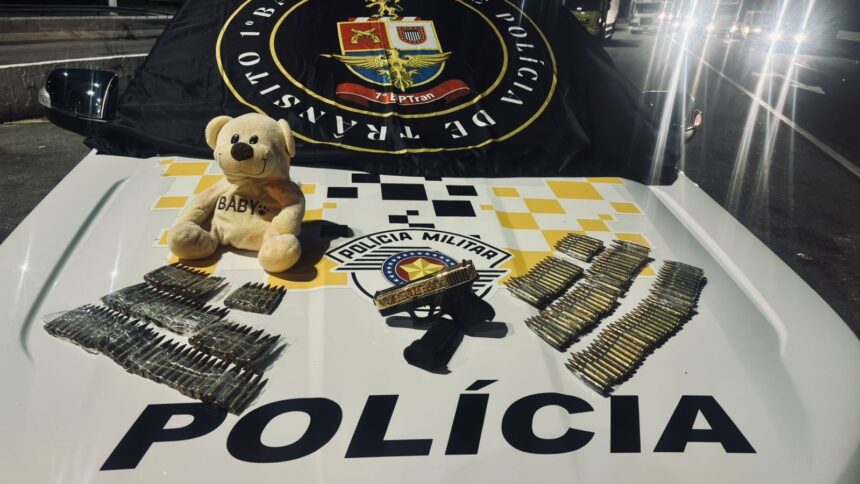 PM prende mulher com munições de fuzil coladas ao corpo em ônibus na Marginal do Tietê, em SP