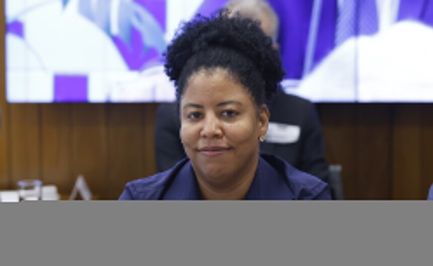 Projeto estabelece salário mínimo de R$ 2.500 para trabalhadores do comércio