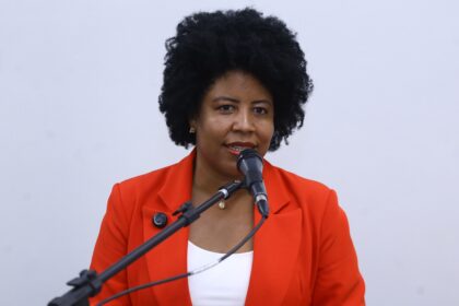 Projeto cria sistema nacional de combate à violência contra a mulher e destina R$ 5 bilhões