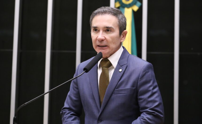 Projeto suspende prazos processuais no aniversário do advogado