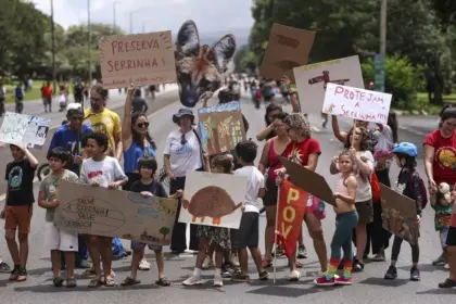 Protesto em Brasília pede proteção à Serrinha do Paranoá em meio a projeto do BRB