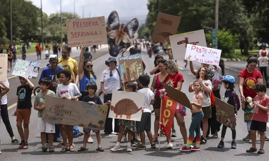 Protesto em Brasília pede proteção à Serrinha do Paranoá em meio a projeto do BRB
