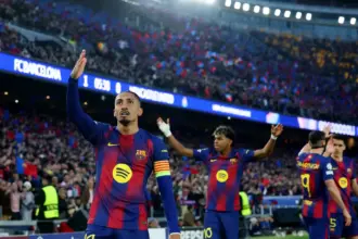 Raphinha brilha com dois gols na goleada do Barcelona na Liga dos Campeões