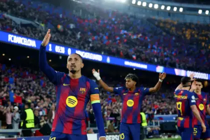 Raphinha brilha com dois gols na goleada do Barcelona na Liga dos Campeões