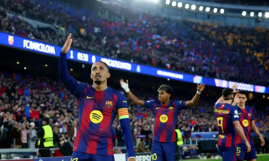 Raphinha brilha com dois gols na goleada do Barcelona na Liga dos Campeões