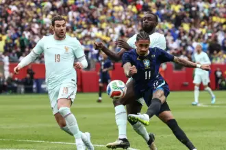 Raphinha e Wesley são cortados da seleção brasileira para amistoso