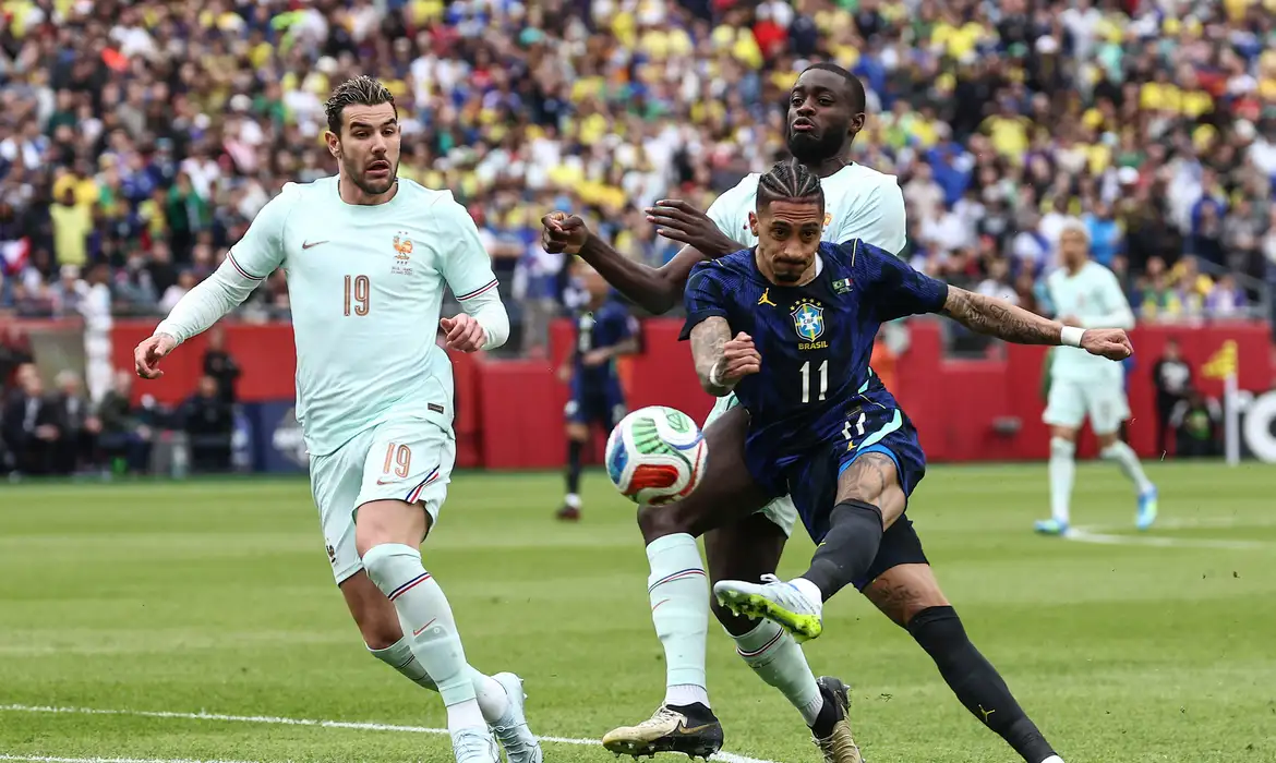 Raphinha e Wesley são cortados da seleção brasileira para amistoso