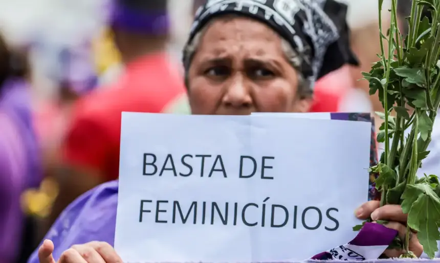 Relatório revela média de 12 mulheres vítimas de violência por dia no Brasil