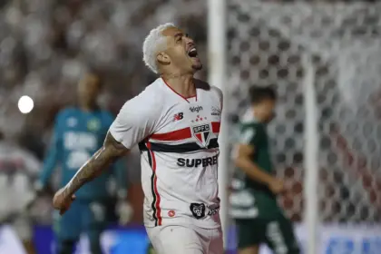 São Paulo vence Chapecoense e assume liderança isolada do Brasileiro