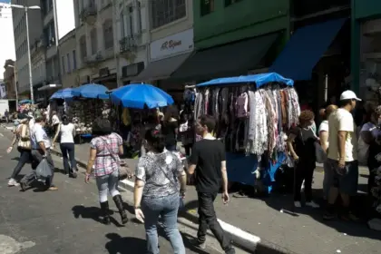 Taxa de informalidade no Brasil atinge menor nível desde 2020, aponta IBGE