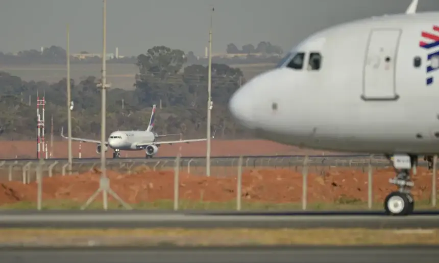 Voo da Latam de Brasília a São Paulo é adiado após falsa ameaça de bomba