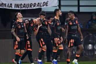 Corinthians vence Platense por 2 a 0 na estreia de Diniz na Libertadores