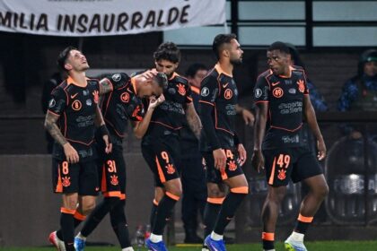 Corinthians vence Platense por 2 a 0 na estreia de Diniz na Libertadores