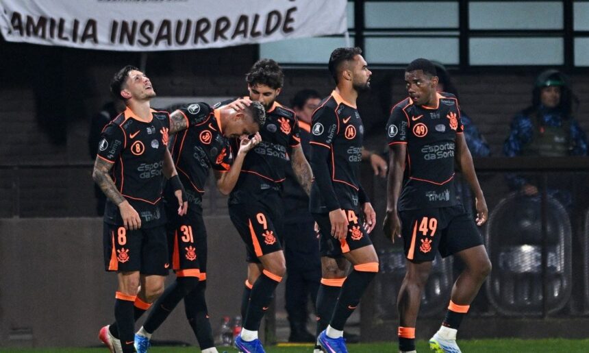 Corinthians vence Platense por 2 a 0 na estreia de Diniz na Libertadores